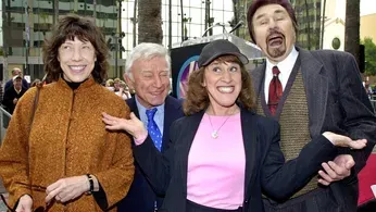 Ruth Buzzi, Comedy Sketch Player on Groundbreaking Series 'Laugh-In,' Dies at 88